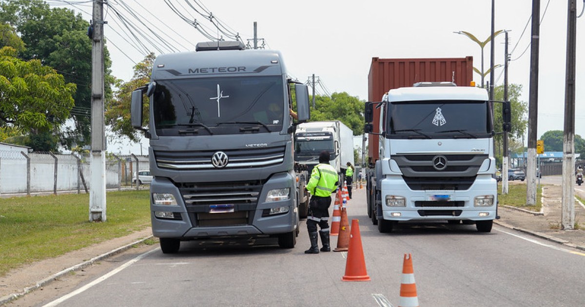 Corredor de cargas da zona Sul recebe operação para checar veículos de grande porte