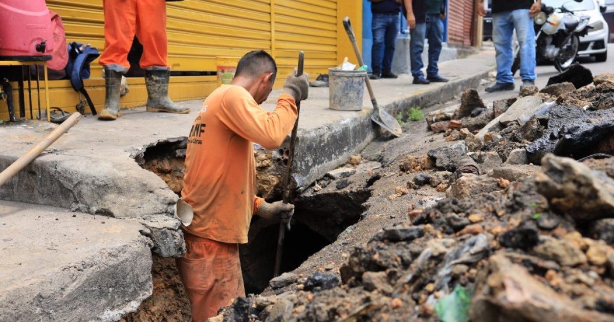 Rede de drenagem da rua São Pedro é recuperada após dano na tubulação, em Manaus