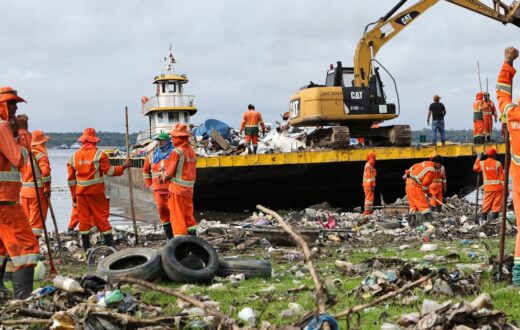 Acesso por terra ou água orienta retirada de lixo na orla de Manaus