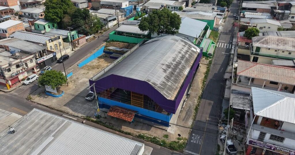 Após reparos na estrutura, quadra do Lírio do Vale aguarda pintura do piso