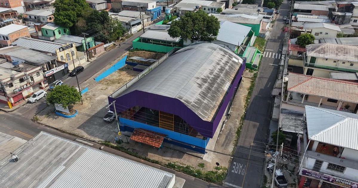 Após reparos na estrutura, quadra do Lírio do Vale aguarda pintura do piso