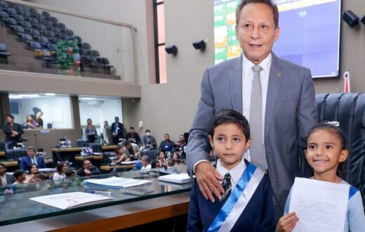 Carta coletiva transforma demandas escolares em exercício de participação na Aleam