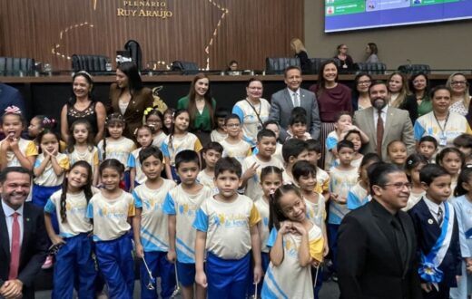 Música, teatro e colagem introduzem cidadania a alunos em programa da Aleam
