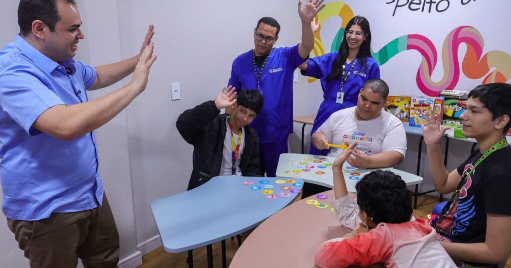 Palco reúne relatos de comunicação e autonomia entre adolescentes do Juventude TEA
