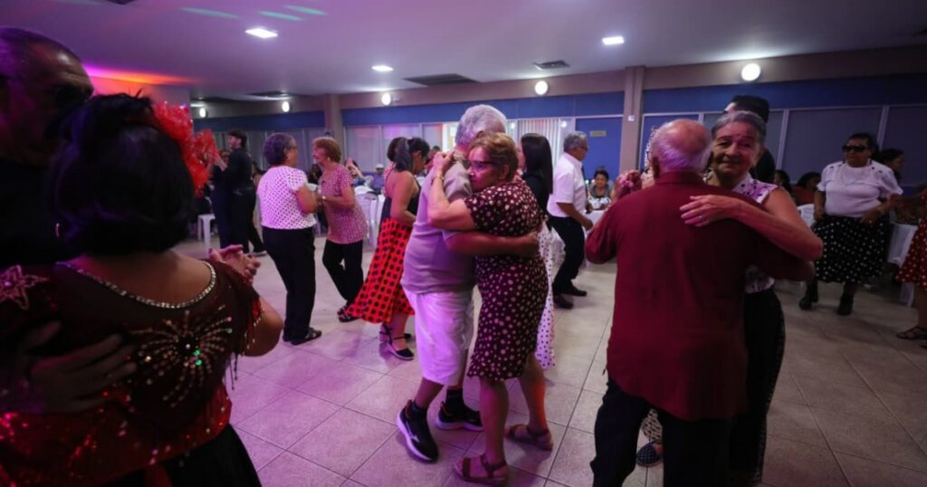 Famílias e servidores participam de baile de encerramento do Mês do Idoso na Aleam