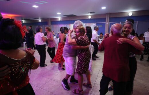 Famílias e servidores participam de baile de encerramento do Mês do Idoso na Aleam