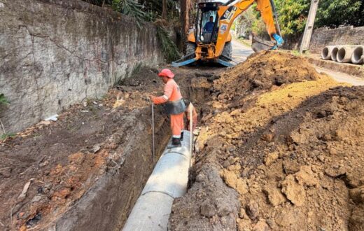 Intervenção na rua Abirité combina escavação e reconstrução de caixa para escoar chuva
