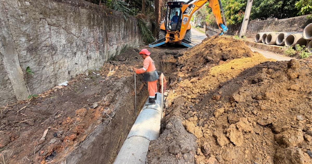 Intervenção na rua Abirité combina escavação e reconstrução de caixa para escoar chuva