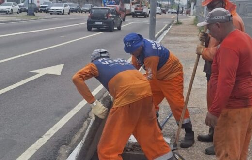 Resíduos acumulados são retirados de nove caixas coletoras na Flores, em Manaus