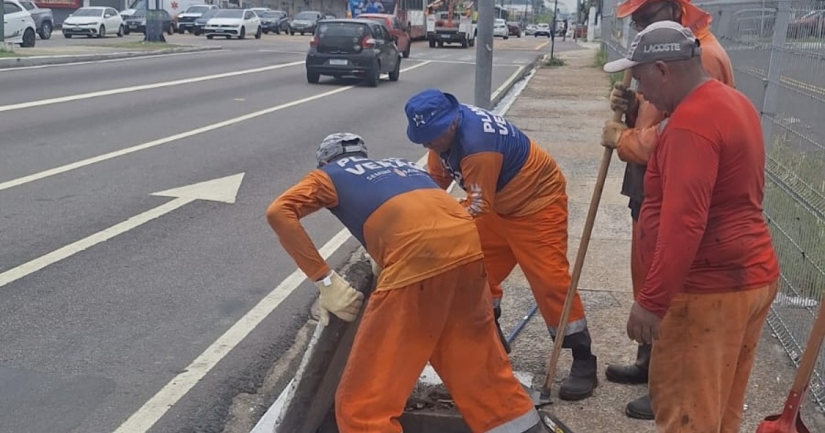 Resíduos acumulados são retirados de nove caixas coletoras na Flores, em Manaus