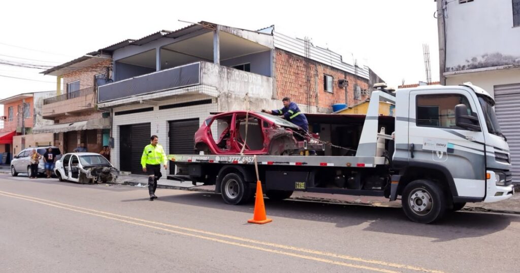 Operação em Manaus remove três veículos abandonados após vistoria no Nova Cidade