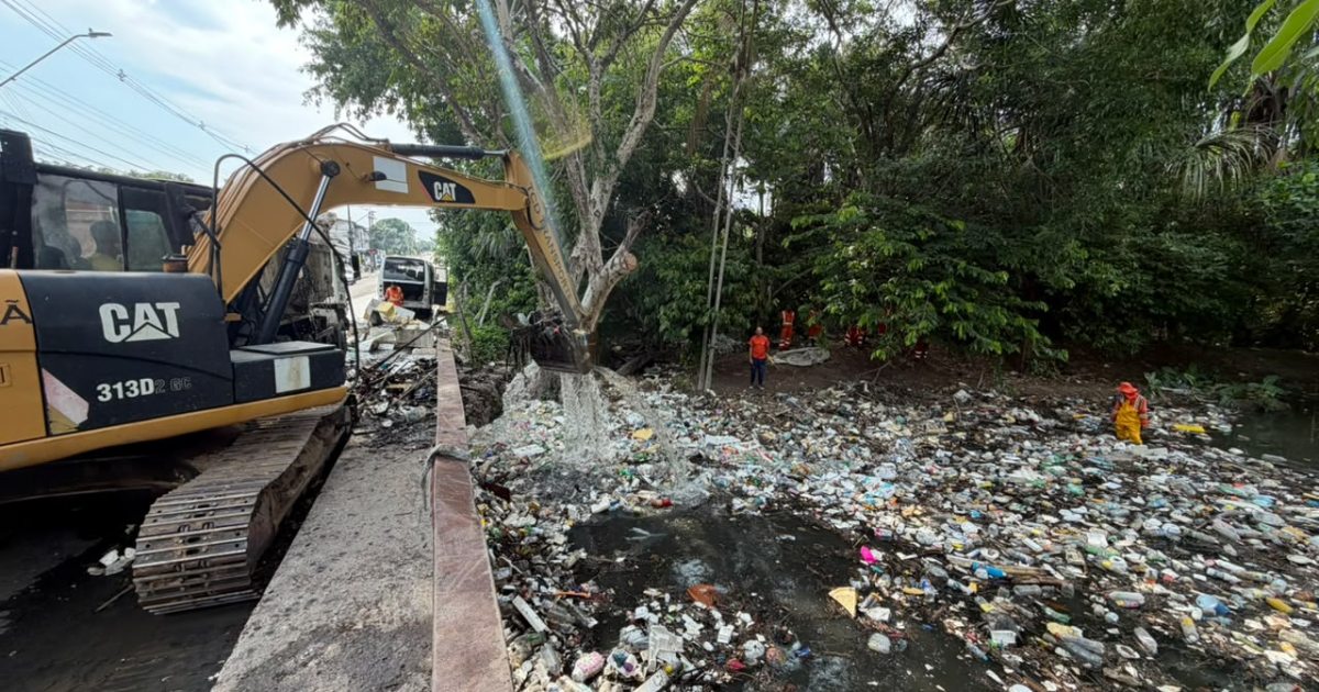 Limpeza de igarapé no Flores ocorre após resíduos alcançarem ponte de residencial