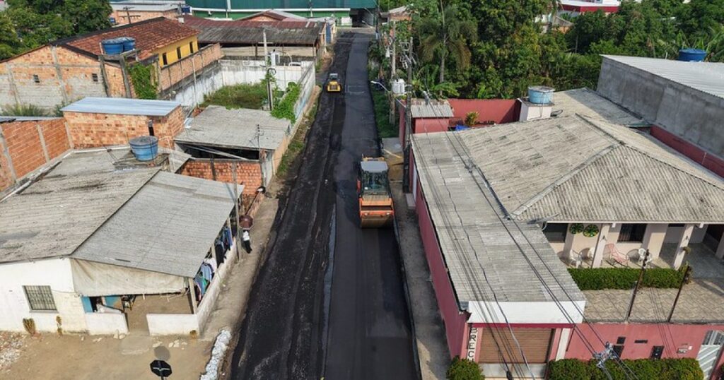Seminf conclui recapeamento em uma rua e mantém outra em obras no Tarumã